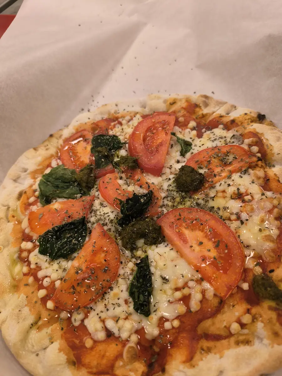 Pizza con tomate natural, albahaca y pesto